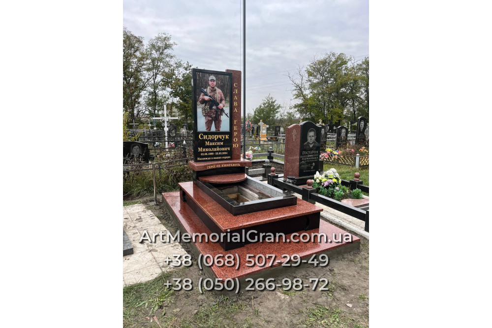 Пам'ятник військовому з червоного граніту 00892